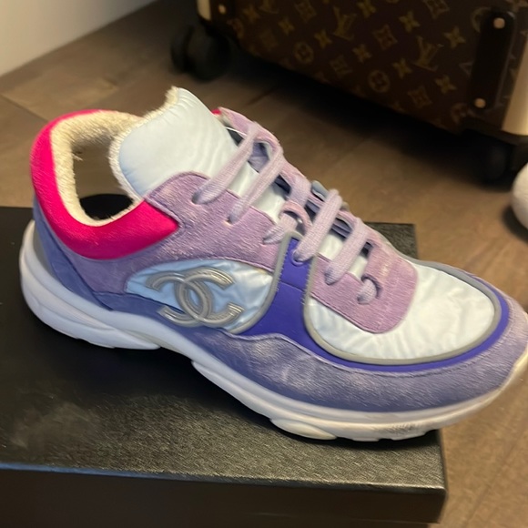 Running shoes - Picture 1 of 3